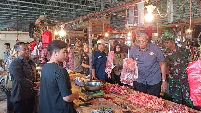 Bupati Sintang, Jarot Winarno memimpin jajaran Pemkab Sintang dan Forkopimda melakukan pengecekan harga dan stok sembako menghadapi Hari Besar Keagamaan Nasional dengan melakukan blusukan ke Gudang Bulog, Pasar Masuka, Holiday Mart, Agen Telur, dan Agen Sembako yang ada di Kota Sintang pada Kamis, kemarin.