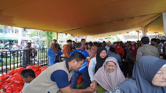SEMBAKO - PT Cita Mineral Investindo Tbk (CMI) menggelar program tebus murah sembako. Kegiatan ini merupakan rangkaianperayaan Hari Ulang Tahun (HUT) ke-33 yang bertajuk “Infinity in Togetherness” di Citimall Ketapang, Kalimantan Barat.