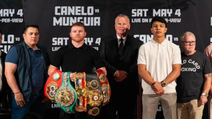 Canelo Alvarez (kiri) saat memamerkan gelar Tinju Dunia miliknya ketika foto bersama dengan Jaime Munguia(baju putih). Cek Jam Tayang Canelo vs Munguia dalam artikel ini