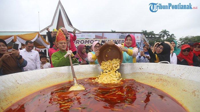 Chef Bobon saat mengaduk kuah Asam Pedas kegiatan Masak Besar Ikan Asam Pedas, di Halaman Kantor Gubernur Kalbar, Kota Pontianak, Minggu 2 Juli 2023. Kegiatan tersebut dalam rangka Promosi Kuliner Khas Kalbar, dengan masak besar ikan asam pedas 100 kilogram.