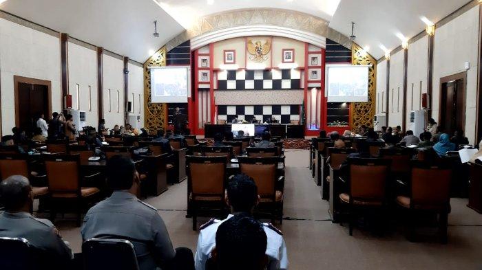 Suasana saar DPRD Kabupaten Sambas menggelar rapat paripurna DPRD membahas 3 rancangan peraturan daerah Kabupaten Sambas di Ruang Sidang Utama DPRD Sambas, Senin 27 Maret 2023. Cek perolehan Suara Pimpinan DPRD Sambas 2019-2024 dalam artikel ini
