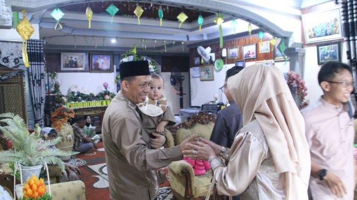 Sekretaris Daerah (Sekda) Kota Pontianak, Mulyadi, menggelar open house di kediaman pribadinya pada lebaran kedua, Kamis 11 April 2024.