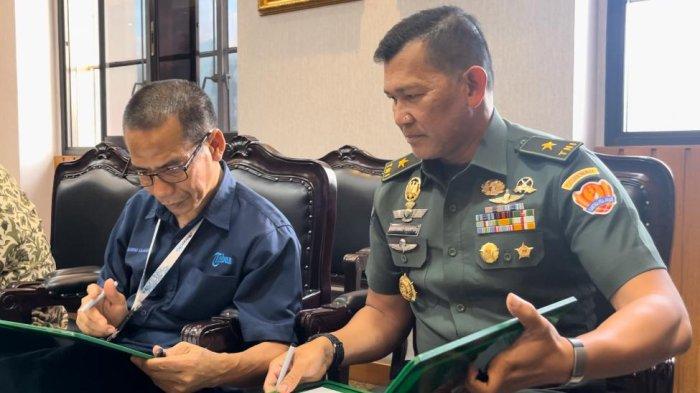 Chief Executive Officer (CEO) Tribun Network Dahlan Dahi (kiri) dan Kepala Dinas Penerangan TNI AD Brigjen TNI Kristomei Sianturi, menandatangani Perjanjian Kerja Sama, di Markas Besar TNI AD Jalan Veteran Jakarta Pusat, Senin 22 Januari 2024 sore WIB.