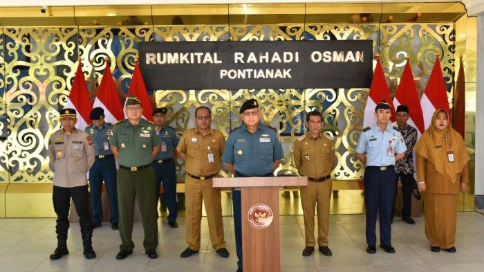 Danlantamal XII Laksma TNI Agoeng MKS didampingi jajaran Forkopimda Kalbar saat mengikuti vicon bersama Presiden RI Joko Widodo peresmian Rumah Sakit TNI Angkatan Laut (Rumkital) Rahadi Osman Pontianak, Jl. Khatulistiwa Pontianak pada Senin 19 Februari 2024.