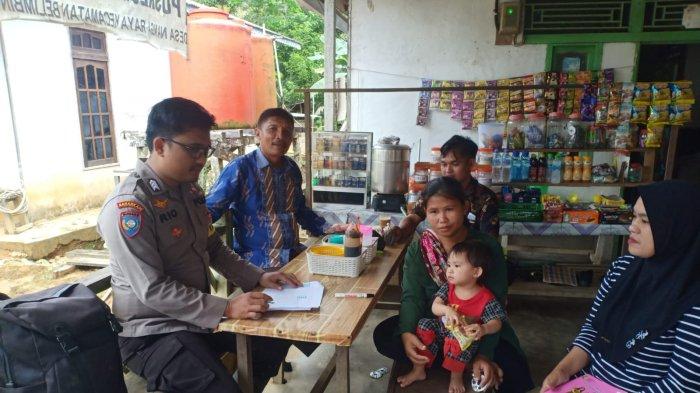 Bhabinkamtibmas Polsek Belimbing turun ke rumah-rumah warga yang ada balitanya, Minggu 23 Juli 2023