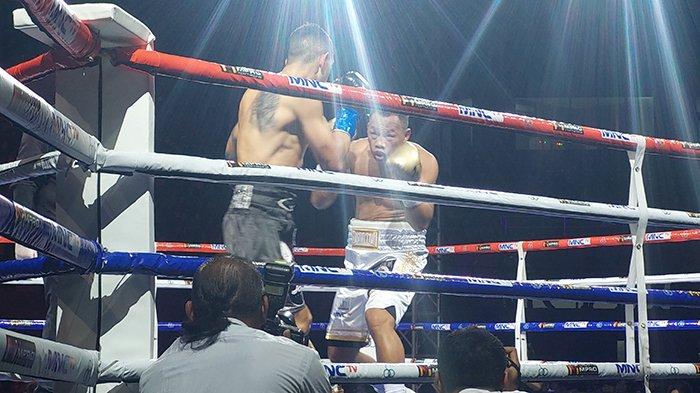 Daud Yordan saat berhasil menumbangkan petinju Argentina Hernan Liandro Carizzo pada ronde 8 perebutan gelar IBA World Super Light Weigt Championship di GOR Ayani Terpadu Pontianak, sabtu 7 September 2024 malam.