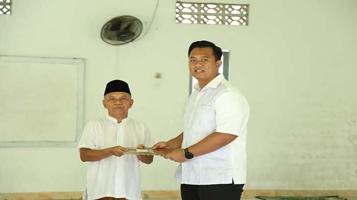 Detasemen 46 Anindya Yodha melaksanakan kegiatan sosial dengan menyalurkan sejumlah sembako ke Lembaga Pendidikan Darul Falah di Kecamatan Sungai Ambawang, Kabupaten Kubu Raya, pada Sabtu, 27 Juli 2024.