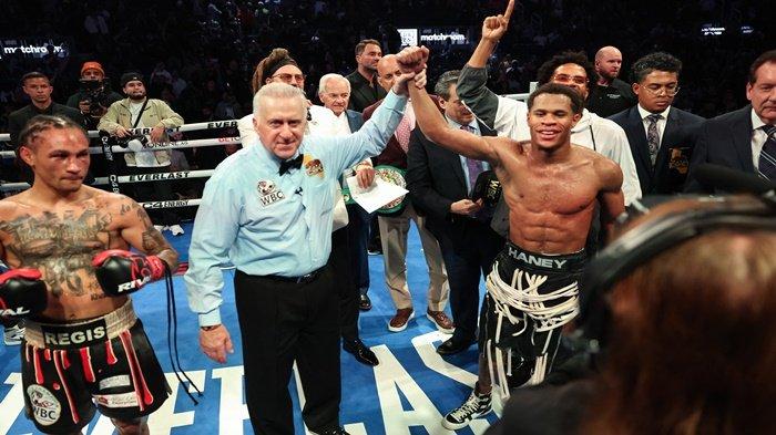 Devin Haney merayakan kekalahan Regis Prograis dalam pertarungan Perebutan Gelar Kelas Super Ringan Dunia WBC di Chase Center pada 09 Desember 2023 di San Francisco, California.