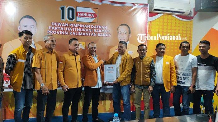 Ketua Tim Penjaringan DPD Partai Hanura Kalbar Dian Eka Muchairi didampingi Ketua DPD Partai Hanura Kalbar Suyanto Tanjung saat menerima pengembalian berkas Cawako Singkawang Amiruddin pada Sabtu 11 Mei 2024 sore di kantor DPD Partai Hanura Kalbar.