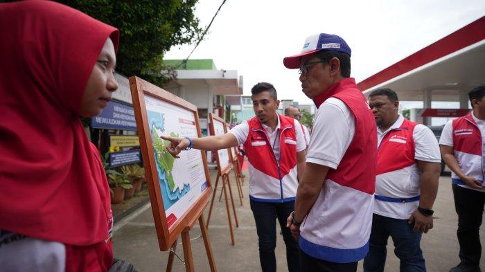 Direktur Perencanaan dan Pengembangan Bisinis PT Pertamina Patra Niaga, Harsono Budi Santoso didampingi Executive General Manager (EGM), Alexander Susilo meninjau kesiapan dan layanan Satuan Tugas (Satgas) BBM dan LPG Natal 2024 dan Tahun Baru 2025 (Nataru) di Integrated Terminal (IT) Pontianak, Aviation Fuel Terminal (AFT) Supadio, SPBU 64.783.14 (SPBU Kodam) dan Pangkalan LPG 3 Kg Tusiman, Pontianak Kalimantan Barat (Kalbar), Jumat 27 Desember 2024.