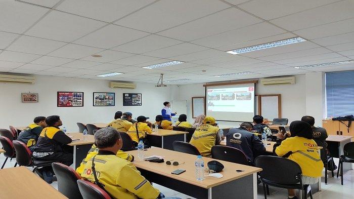 Driver Maxim antusias mendengarkan penjelasan Instruktur Safety Riding Astra Motor Kalimantan Barat. Kegiatan ini diinisiasi oleh Asmo Kalbar untuk driver Maxim di Pontianak dan Kubu Raya.