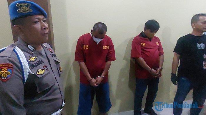 Dua tersangka pelaku pembunuhan seorang pria di THM jalan Imam Bonjol yang ditangkap polisi dihadirkan di Mapolresta Pontianak, Senin 26 Februari 2024 malam.