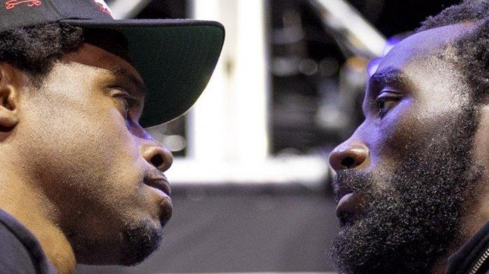 Errol Spence Jr dan Terence Crawford saling berpandangan.