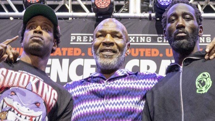 Errol Spence Jr (kiri), Mike Tyson (tengah) dan Terence Crawfrod (kanan).
