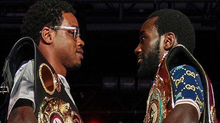 Errol Spence Jr (kiri) dan Terence Crawford saat memamerkan sabuk juara.
