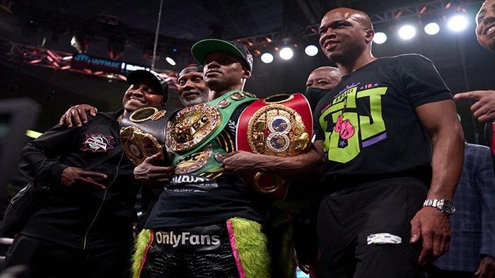 Errol Spence Jr melakukan selebrasi setelah mengalahkan Yordenis Ugas di ATdanT Stadium pada 16 April 2022 di Arlington, Texas.