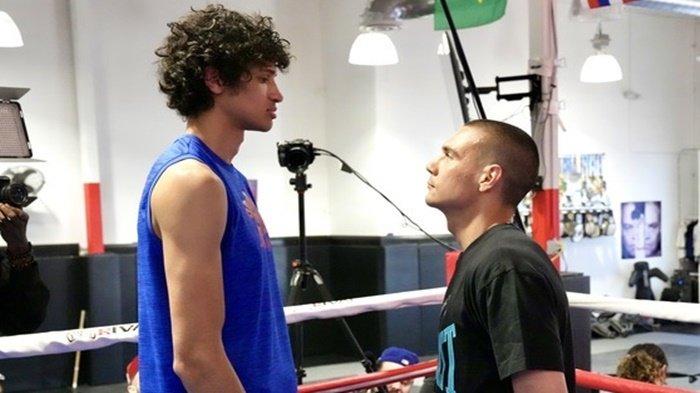 Face off Sebastian Fundora (kiri) dan Tim Tszyu (kanan).