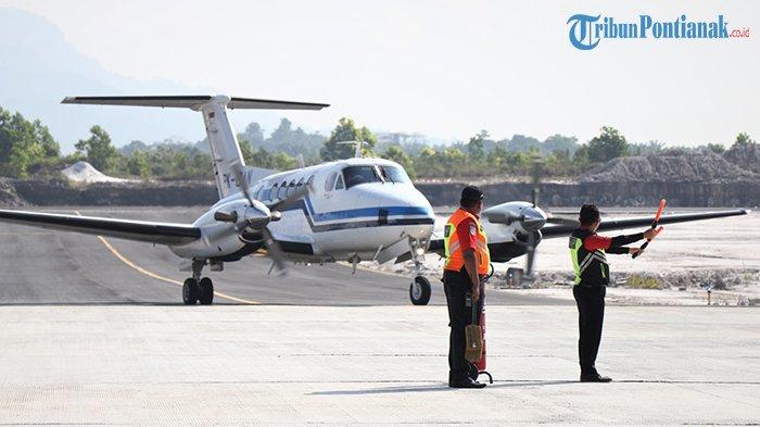 King Air B200 milik Balai Besar Kalibrasi Fasilitas Penerbangan (BBKFP) saat mendarat di Bandara Kota Singkawang, Kalimantan Barat, Rabu 24 Januari 2024. Pendaratan ini dilakukan dalam pelaksanaan Kalibrasi Penerbangan di Bandara Kota Singkawang, Kalimantan Barat, Rabu 24 Januari 2024.