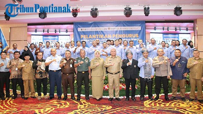 Foto bersama - Pj Gubernur Kalbar, Forkopimda Kalbar dan stakeholder yang hadir pada Pelantikan PWI Kalbar, di Hotel Alimoer, Selasa 9 Juli 2024.