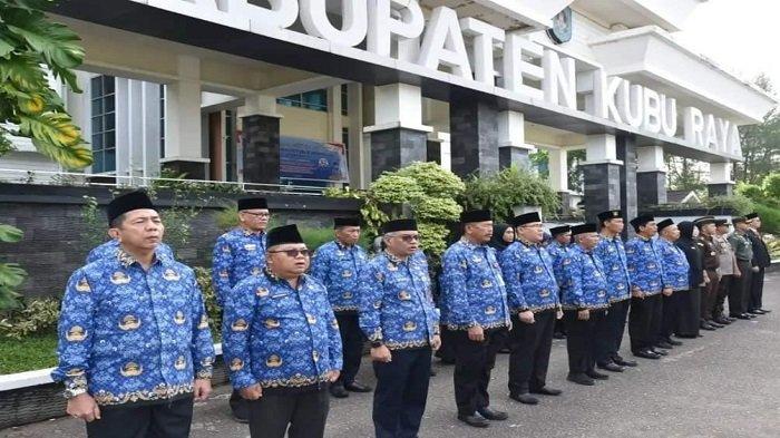 Foto bersama Kepala SKPD di lingkungan Pemkab Kubu Raya sedang mengikuti upacara bendera di halaman depan kantor Bupati Kubu Raya.
