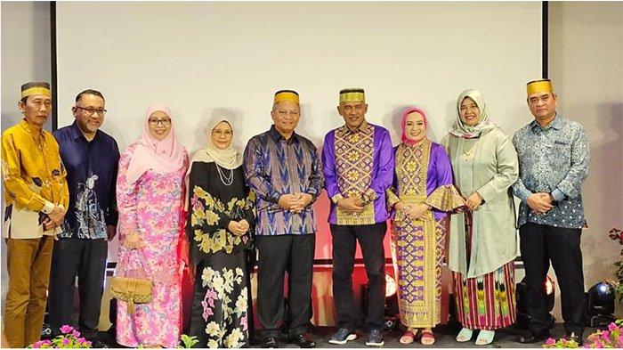 Foto bersama Ketua FKOB Kalbar, Ardiansyah dengan Pertumbuhan Komite Warisan dan Kebudayaan Bugis Sarawak Malaysia saat acara pagelaran Festival Budaya Bugis di Sarawak Malaysia, Sabtu (18/11).