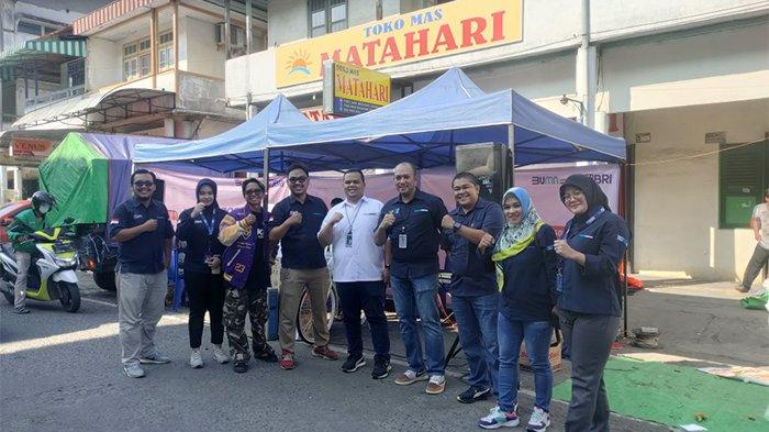 Foto bersama Manager Bisnis Micro BRI BO Singkawang, Aufa Syahrizal (keempat dari kanan), Pemimpin Cabang BRI BO Singkawang, M. Arsyad Farmadi (kelima dari kiri) dan jajaran BANK BRI BO Singkawang pada peluncuran program Dagang Mudah Belanja Murah di Jalan Bawal Komplek Pasar Beringin Kota Singkawang, Kalimantan Barat, Kamis 14 Desember 2023. Aufa Syahrizal mengatakan program ini diluncurkan sebagai upaya BRI untuk mendekatkan diri kepada Nasabah khususnya yang bergelut di bidang UMKM.