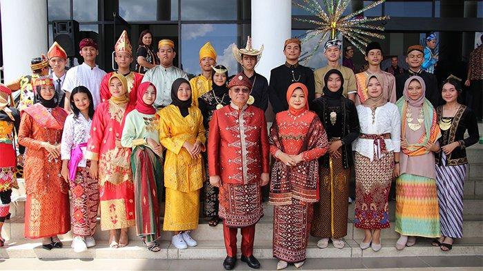 Foto bersama Pj Gubernur Kalbar Harisson dan Pj Ketua TP PKK Kalbar Windy Prihastari dengan Pemuda yang mengikuti fashion show baju daerah pada Puncak Peringatan Hari Sumpah Pemuda di Halaman Kantor Gubernur, Sabtu (28/10/2023).