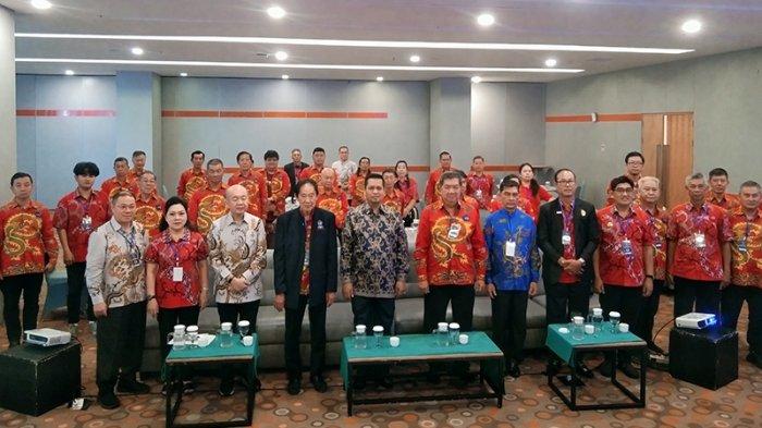 Foto bersama dalam kegiatan Musyawarah Provinsi Kedua Paguyuban Sosial Marga Tionghoa Indonesia (PSMTI) Kalimantan Barat, yang berlangsung di Harris Hotel Pontianak, Kalimantan Barat Sabtu 2 November 2024.