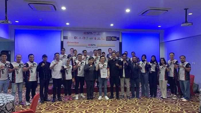 Foto bersama usai pelantikan Ketua Umum PD IESPA Provinsi Kalimantan periode 2023-2028, beserta jajaran pengurus oleh Ketua Umum PN IESPA yakni Ibnu Sulistyo Pradipto, yang berlangsung di Mercure Hotel Pontianak, Sabtu 14 Oktober 2023.