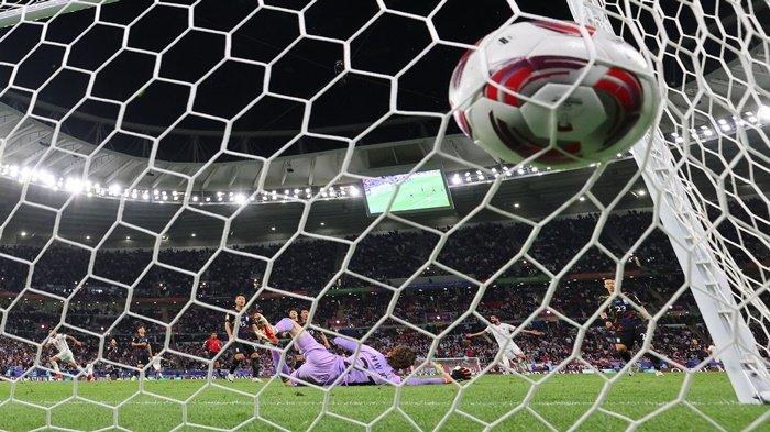 Gelandang Yordania #10 Musa al-Tamari mencetak gol kedua timnya pada pertandingan sepak bola semifinal Piala Asia AFC Qatar 2023 antara Yordania dan Korea Selatan di Stadion Ahmad Bin Ali di Al-Rayyan, sebelah barat Doha pada 6 Februari 2024. Cek hadiah dari Piala Asia AFC Asian Cup 2023 dalam artikel ini