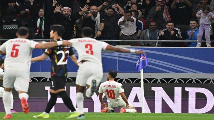 Gelandang Yordania #10 Musa al-Tamari merayakan setelah mencetak gol kedua mereka pada pertandingan sepak bola semifinal Piala Asia AFC Qatar 2023 antara Yordania dan Korea Selatan di Stadion Ahmad Bin Ali di Al-Rayyan, sebelah barat Doha pada 6 Februari 2024 .