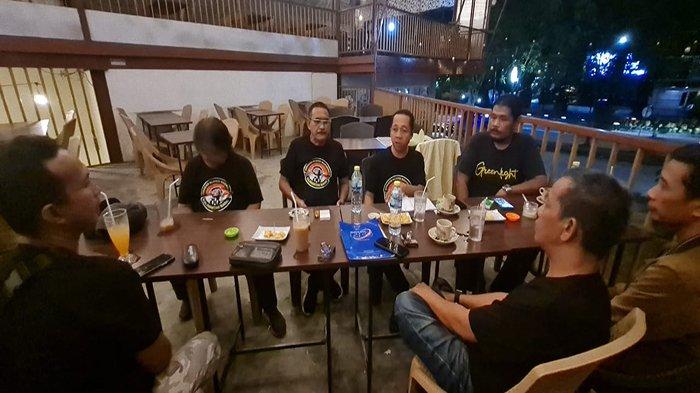 Gema kalbar saat menggelar forum diskusi, blum lama ini, di posko Rajawali.