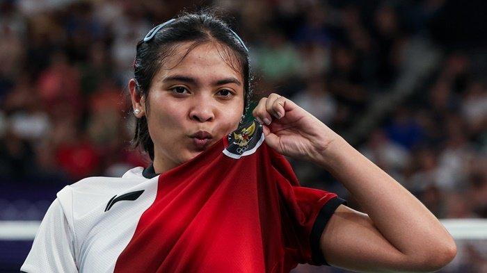 Tunggal Putri Gregoria Mariska Tunjung saat menunjukan lambang garuda dijersey yang digunakan pada Olimpiade Paris 2024. Jorji berhasil menyabet medali perunggu di Olimpiade Paris 2024