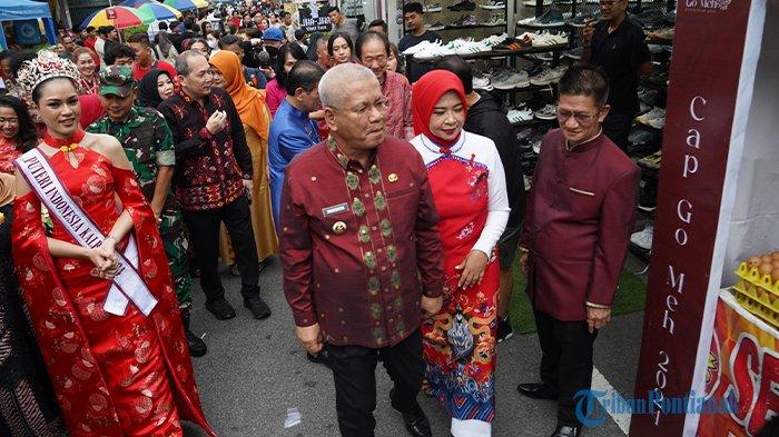 Pj Gubernur Kalbar Harisson bersama Pj. Walikota Pontianak Ani Sofian dan Forkopimda menghadiri pembukaan Festival Cap Go Meh 2024, di Jalan Diponegoro, Kota Pontianak, Minggu, 18 Februari 2024. Perayaan Cap Go Meh 2024 tanpa arak-arakan naga, akan tetapi menampilkan hiburan khusus untuk masyarakat Kota Pontianak seperti aksi bela diri, grup musik, karoke dan stand kuliner khas Kalbar.