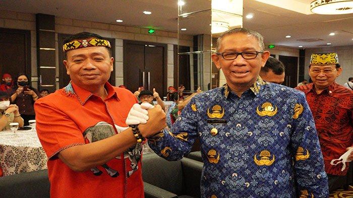Gubernur Kalbar Sutarmidji bersalaman dengan Ketua DPD PDI Perjuangan Kalimantan Barat Lasarus saat keduanya sama-sama menghadiri Musyawarah Luar Biasa DPP Tariu Borneo Bangkule Rajakng di Hotel Mercure Pontianak, Selasa (17/5/2022).