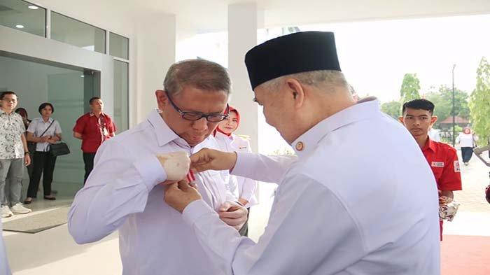 Gubernur Kalbar periode 2018-2023 Sutarmidji saat menerima lencana wira madya dari Ketua Dewan Kehormatan PMI Kalbar M Akip, usai upacara HUT ke-78 PMI di Markas PMI Kalbar, Minggu 17 September 2023