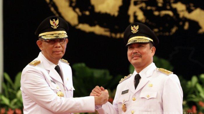 Gubernur Kalimantan Barat Sutarmidji (kiri) bersama Wakilnya Ria Norsan (kanan) melakukan salam komando usai pelantikan di Istana Negara, Jakarta, Rabu 5 September 2018.