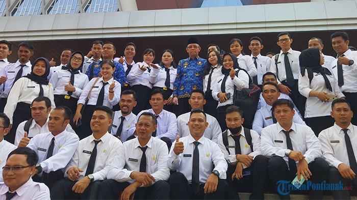 Gubernur Kalimantan Barat, Sutarmidji melakukan foto bersama setelah acara melantik Pejabat Fungsional PPPK Formasi Tahun 2022, Pengambilan Sumpah Janji Jabatan PNS, Penyerahan Keputusan Kenaikan Pangkat PNS Periode 1 Oktober 2023 secara Simbolis dan Pengucapan Ikrar Netralitas ASN pada Pemilu/Pilkada Serentak Tahun 2024 di Lingkungan Pemerintah Provinsi Kalimantan Barat, Bertempat di Aula Garuda, pada Selasa 1 Agustus 2023.
