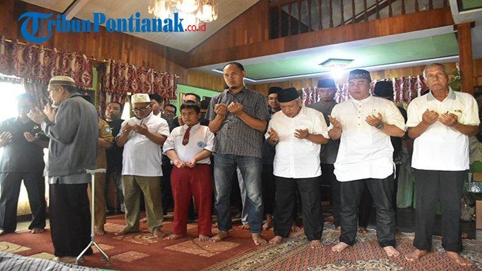Bupati Kubu Raya H Muda Mahendrawan turut serta salat jenazah almarhumah Tuti Sarini Staf Analis Penyuluh KB di DP3KB Kab Kubu Raya di Gang Pandu Jl Imam Bonjol kota Pontianak pada Senin 8 Januari 2024 siang.