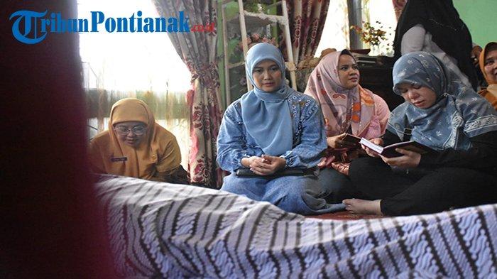 Ketua TP PKK Kubu Raya Hj Rosalina Muda sedang mengaji di rumah duka almarhumah Tuti Sarini Staf Analis Penyuluh KB di DP3KB Kab Kubu Raya di Gang Pandu Jl Imam Bonjol kota Pontianak pada Senin 8 Januari 2024 siang.