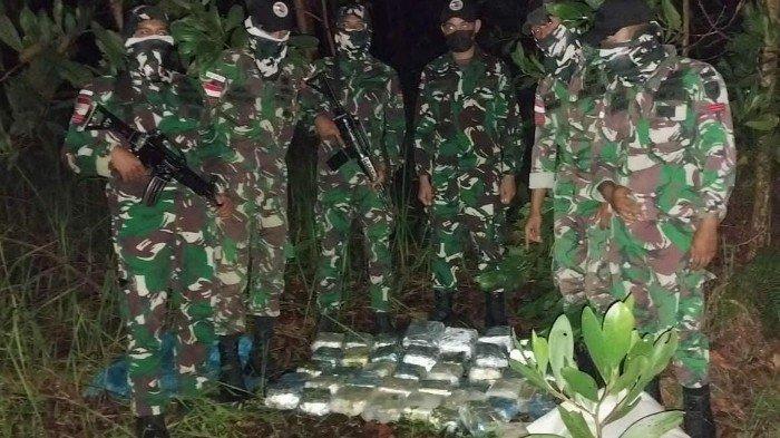 Dansatgas Pamtas Yonkav 12/BC Letkol Kav Andy Setio Untoro bersama Danrem 121/ABW Brigjen TNI Luqman Arief selaku Komandan komando pelaksana operasi Korem (Kolakopsrem) 121/Abw saat tunjukan barang bukti narkoba yang berhasil di gagalkan oleh Anggota Satgas Pamtas Yonkav 12/BC Pos Gabma Temajuk pada Sabtu 13 Juli 2024 sekitar pukul 03.10 WIB