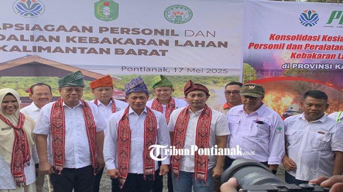 FOTO BERSAMA - Menteri Lingkungan Hidup, Hanif Faisol Nurofiq berfoto bersama usai melakukan kunjungan di PT PUTRALIRIK DOMAS yang beralamat di Desa Bintang Mas, Kecamatan Rasau Jaya, Kabupaten Kubu Raya, pada Sabtu 17 Mei 2025. Pastikan peralatan dan persiapan perusahaan lengkap.