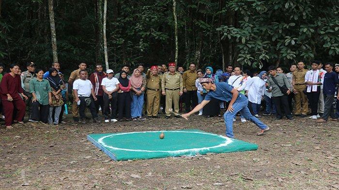 Hadir di Festival Pancur Aji Sanggau, Harisson dan Windy menyaksikan langsung Lomba Pangka Gasing salah satu jenis dari permainan tradisional.