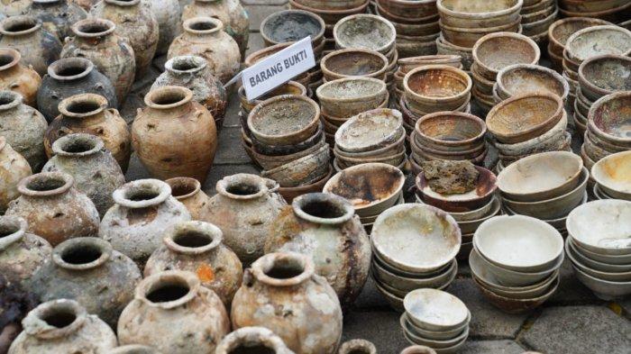 1.218 keping barang muatan kapal tenggelam (BMKT) yang terdiri dari guci besar, guci sedang, guci kecil, piring, mangkok dan koin kuno yang diamankan Kementerian Kelautan dan Perikanan di perairan Laut Sekitar Pulau Pengikik dan Perairan Laut Sekitar Pulau Tambelan, Senin 7 November 2023.