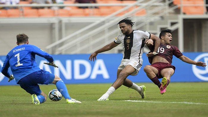 Aksi pemain Timnas Jerman (jersey putih list hitam ditengah) di Piala Dunia U17 2023