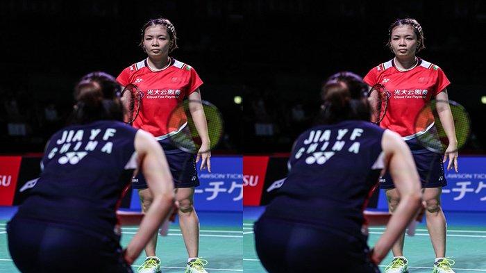 Aksi ganda putri Badminton China Chen Qing Chen dan Jia Yi Fan di Japan Open 2022.