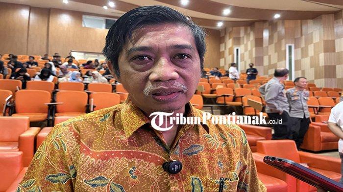 Dosen Teknik Informatika Prof. Heri Sujaini, ST, MT yang sekaligus anggota tim peneliti kinerja layanan publik di Polresta Pontianak.