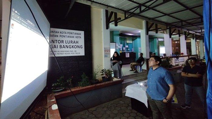 Herzaky Mahendra Putra (kemeja biru) ketika meninjau proses rekapitulasi suara Pemilu 2024 di tingkat Kecamatan Pontianak Kota, Senin 19 Februari 2024