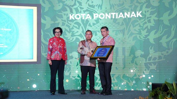Wakil Menteri Lingkungan Hidup dan Kehutanan Alue Dohong menyerahkan penghargaan berupa Sertifikat Adipura kepada Pj Wali Kota Pontianak Ani Sofian di Jakarta.