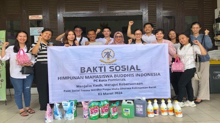 Himpunan Mahasiswa Buddhis Indonesia (Hikmahbudhi) Kota Pontianak melaksanakan Bakti Sosial (Baksos) di Panti Sosial Tresna Werdha Puspa Mulia Dharma, Kalimantan Barat, belum lama ini.